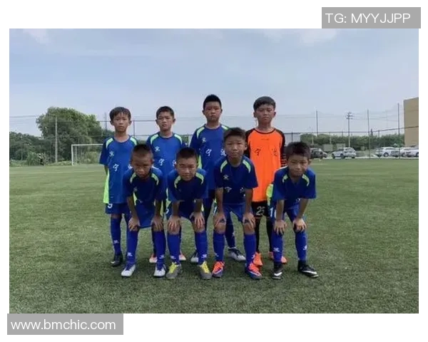 杭州足球队在精英赛中以89分稳居积分榜首位展现强劲实力 杭州足球队在精英赛中以89分稳居积分榜首位展现强劲实力