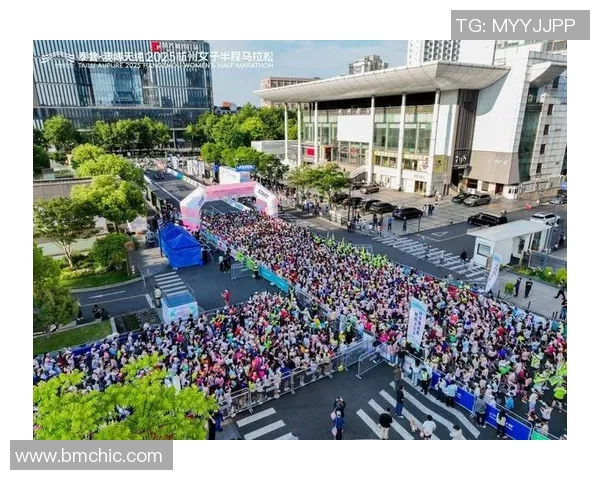 杭州城市马拉松精彩点评:街舞队默契配合展现活力与激情 杭州城市马拉松精彩点评:街舞队默契配合展现活力与激情