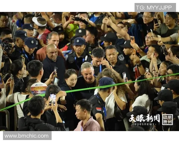 足球明星亲临活动现场与球迷互动共庆足球盛宴欢乐无限