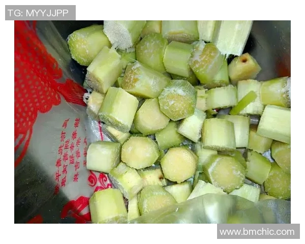 足球明星品尝甘蔗的趣味视频引发热议，球场外的美味瞬间让人忍俊不禁